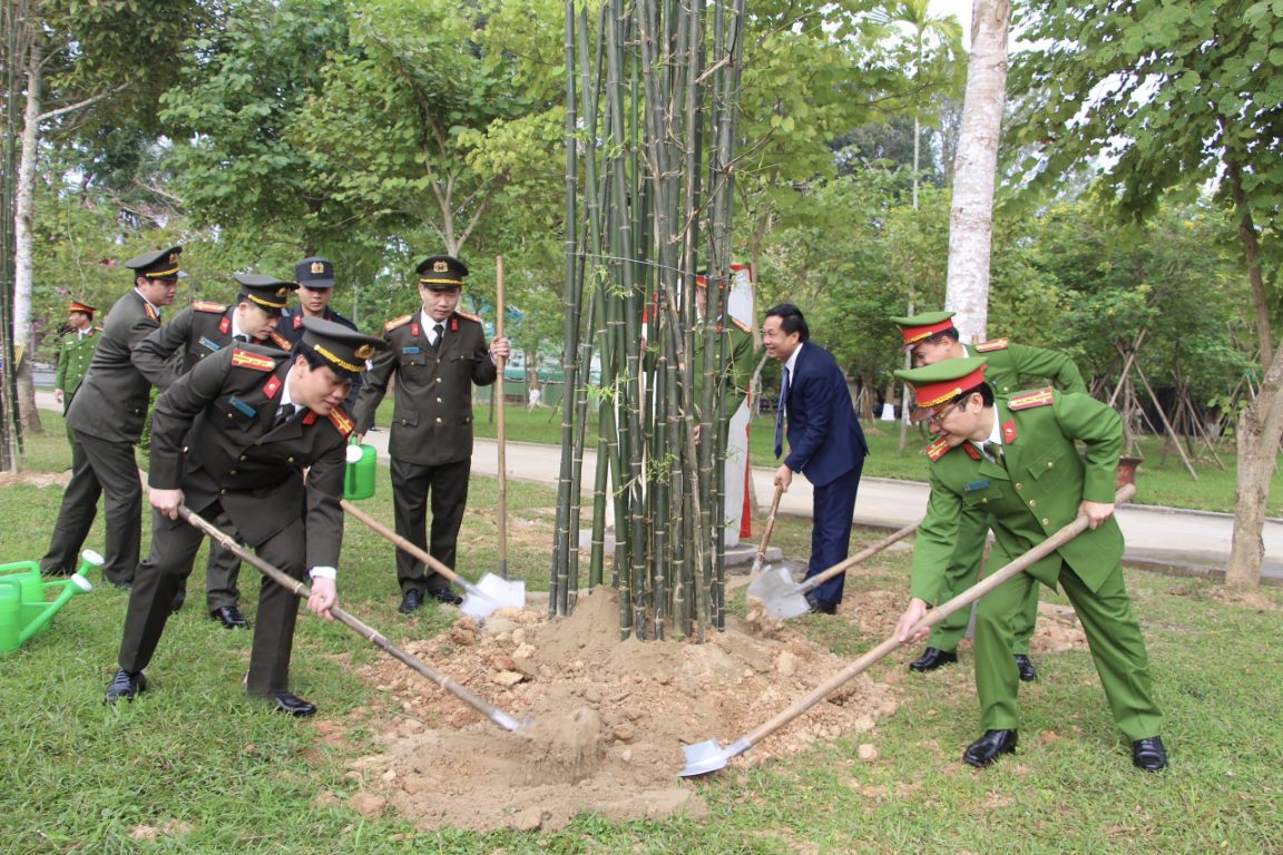 Các đồng chí Lãnh đạo Công an tỉnh tham gia trồng cây tại Khu Di tích Kim Liên