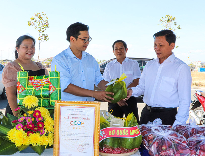 Ông Mai Minh Quang (bên phải), Chủ tịch Hội Nông dân tỉnh, tham quan gian hàng giới thiệu bơ Quốc Minh, sản phẩm đạt OCOP 3 sao.