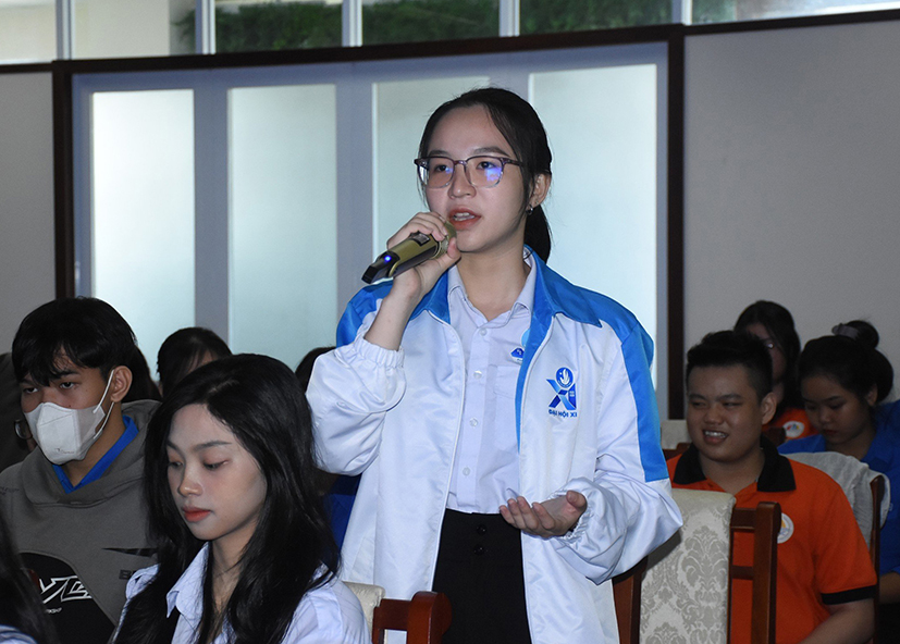 Sinh viên Trường CĐ Sư phạm Bà Ria - Vũng Tàu đặt câu hỏi tại diễn đàn Sinh viên 5 tốt.