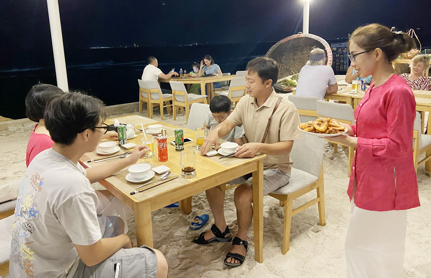 Palace Long Hải Resort mở tiệc hải sản bên bãi biển phục vụ khách lưu trú.