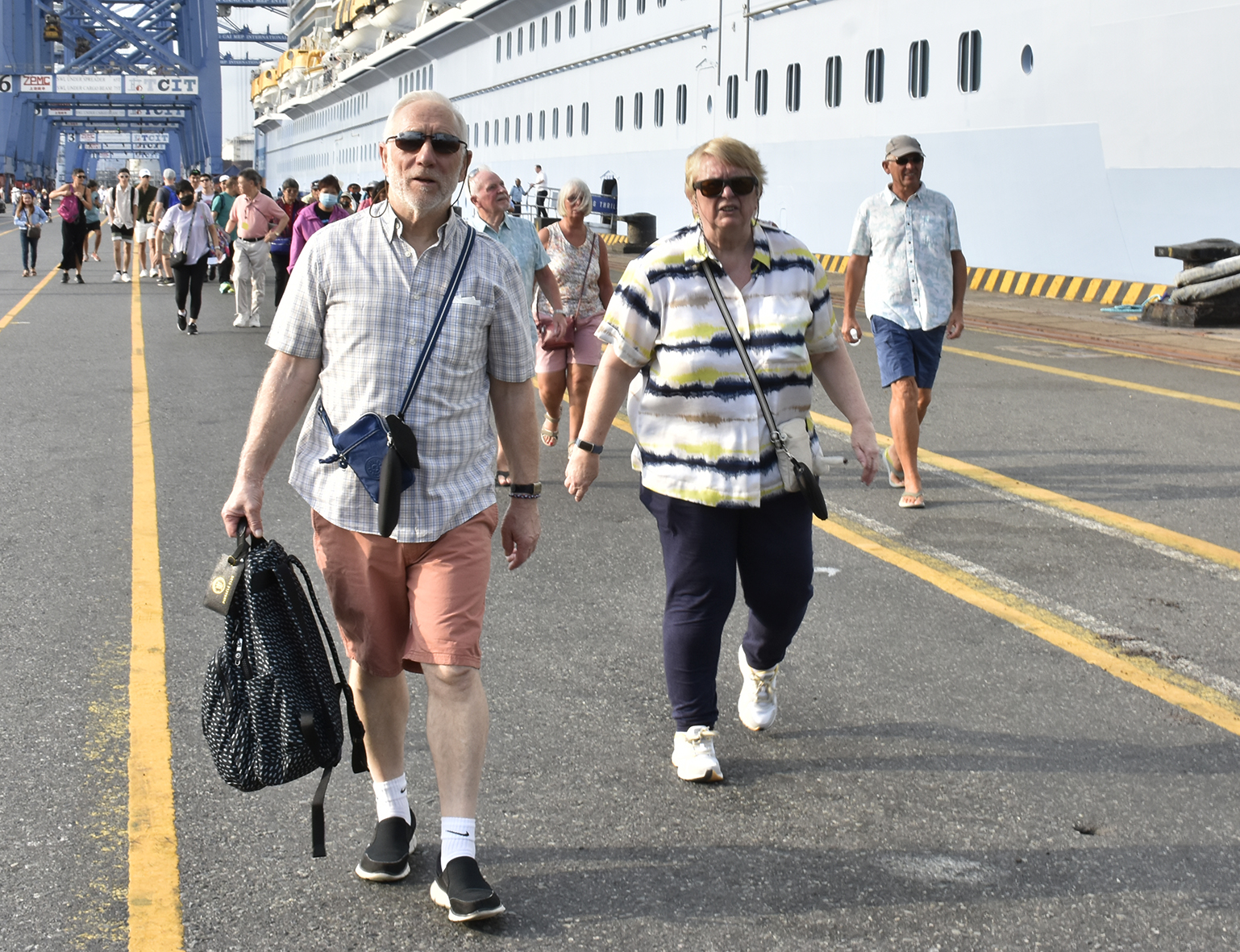 Du khách rời tàu Spectrum of the Seas để tham quan Bà Rịa-Vũng Tàu  và các địa phương lân cận.