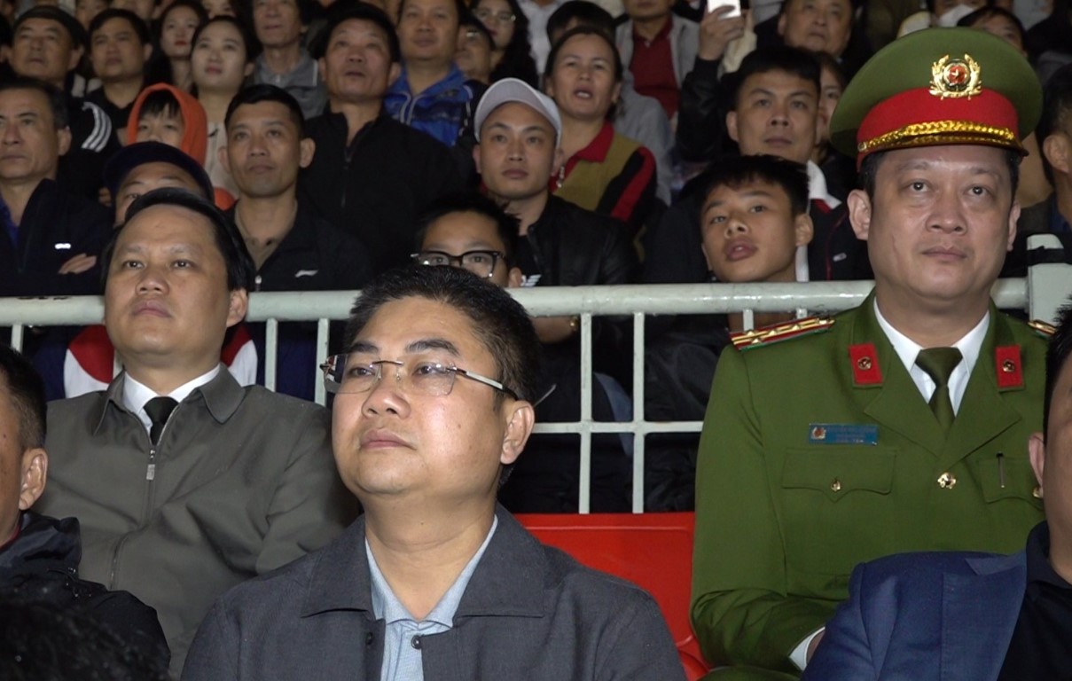Lãnh đạo Công an tỉnh và các đại biểu dự khán trận đấu