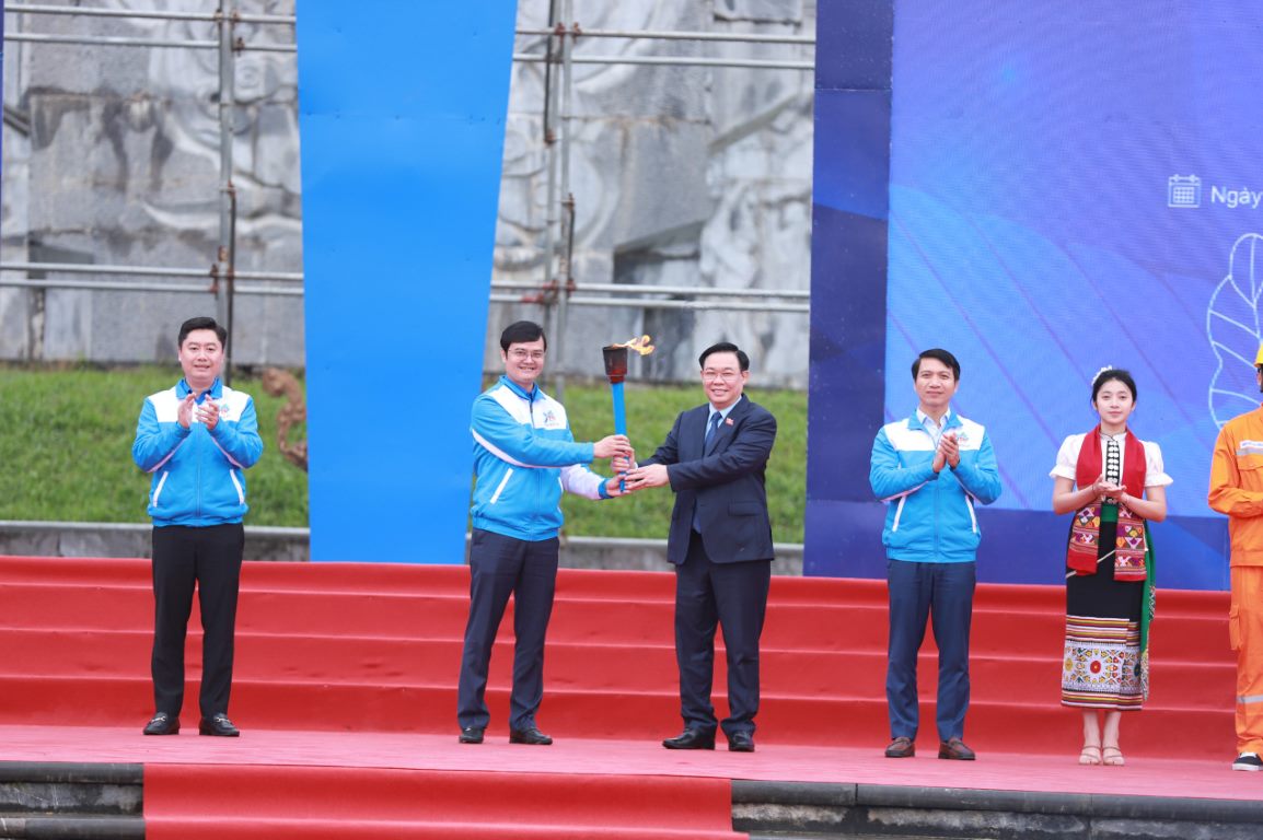 Chủ tịch Quốc hội Vương Đình Huệ trao ngọn đuốc được 55 thanh niên ưu tú của tỉnh Nghệ An rước từ Khu Di tích quốc gia đặc biệt Kim Liên về Truông Bồn đến đồng chí Bùi Quang Huy - Bí thư thứ nhất Ban Chấp hành Trung ương Đoàn TNCS Hồ Chí Minh 