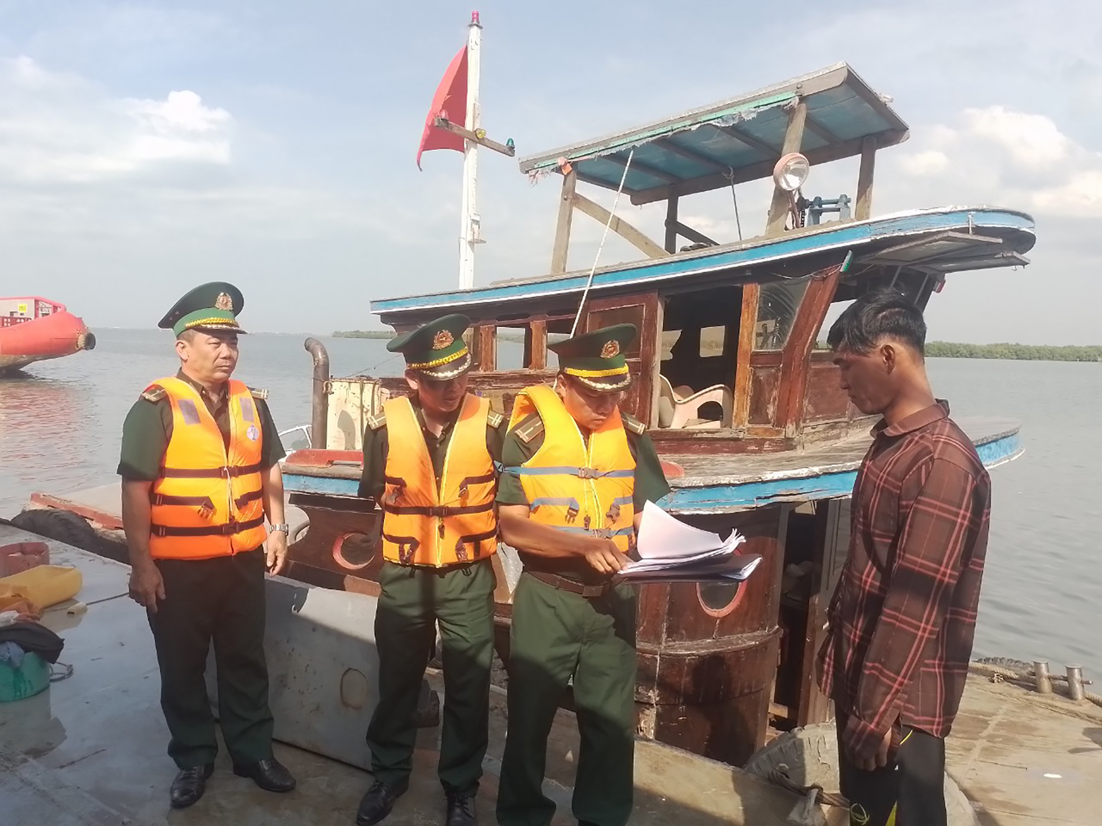 Cán bộ Trạm Biên phòng Cửa khẩu Cảng Vũng Tàu kiểm tra giấy tờ tàu cá ở Cảng Cát Lở (TP.Vũng Tàu).