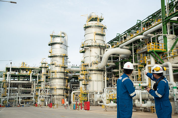 Lao động LSP kiểm tra trên công trường Tổ hợp hóa dầu Long Sơn.