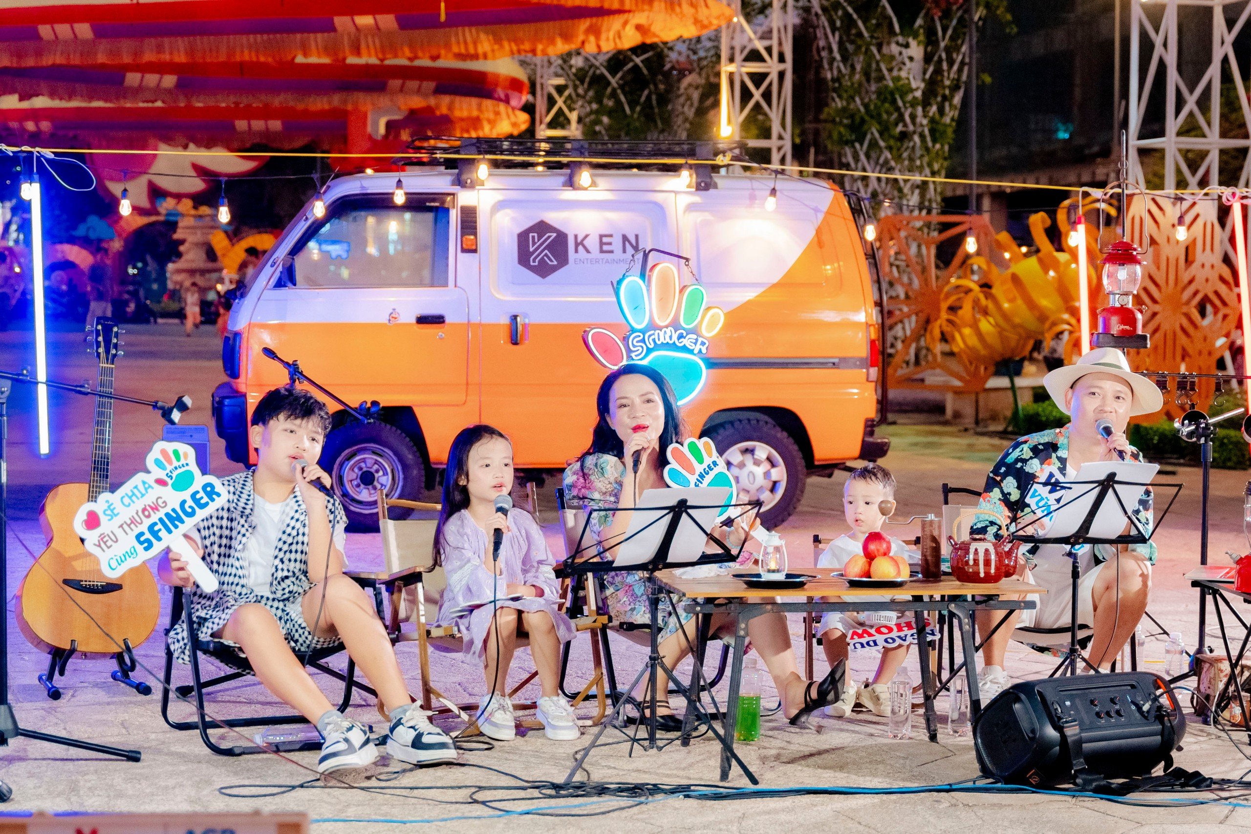 Nhạc sĩ Nguyễn Hải Phong hát trên phố Vũng Tàu gây quỹ
