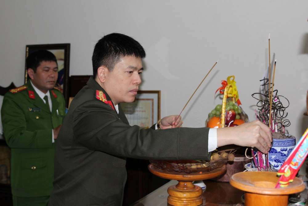 Đồng chí Đại tá Trần Hồng Quang, Phó Giám đốc Công an tỉnh tưởng nhớ các đồng chí nguyên Giám đốc, Phó Giám đốc Công an tỉnh