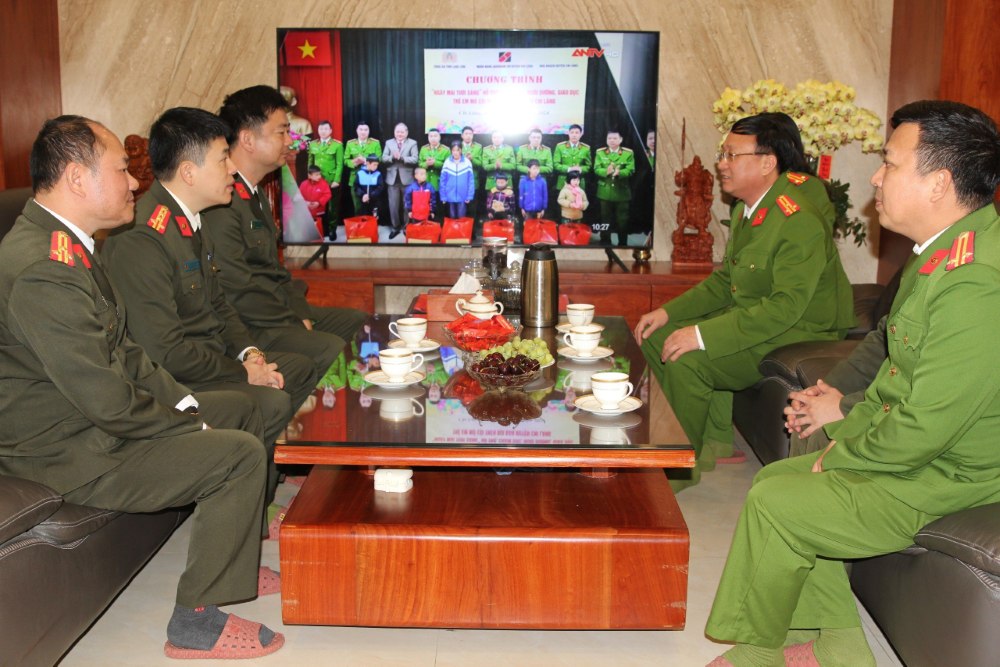 Đồng chí Đại tá Trần Hồng Quang, Phó Giám đốc Công an tỉnh tưởng nhớ các đồng chí nguyên Giám đốc, Phó Giám đốc Công an tỉnh