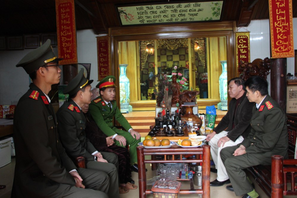 Đoàn thăm hỏi sức khỏe thân nhân gia đình liệt sĩ và thân nhân nguyên Lãnh đạo Công an tỉnh qua các thời kỳ  