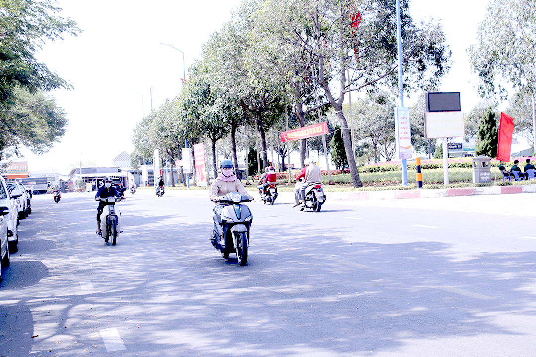 Diện mạo nông thôn ở xã Long Sơn khang trang, sạch đẹp hơn.  Trong ảnh: Đường vào xã Long Sơn khang trang, sạch đẹp.