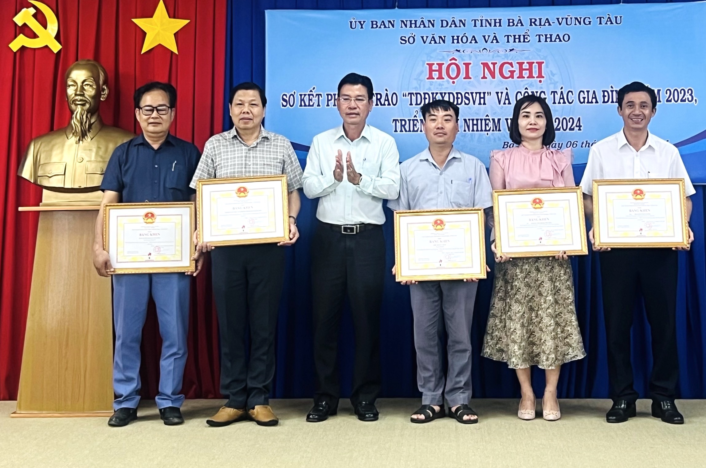 Ông Trần Văn Lợi, Phó Giám đốc Sở VH-TT trao Bằng khen đến các tập thể có thành tích xuất sắc trong phong trào Toàn dân đoàn kết xây dựng đời sống văn hóa.
