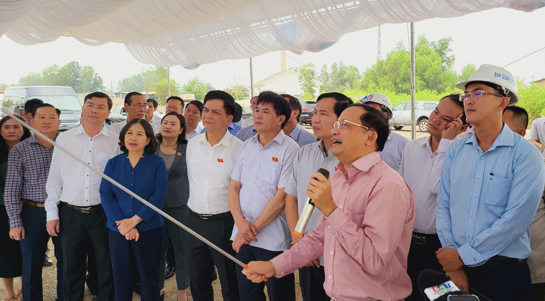 Ông Nguyễn Văn Trình, Giám đốc Ban Quản lý dự án giao thông khu vực Cảng Cái Mép-Thị Vải báo cáo tiến độ thi công dự án cao tốc Biên Hòa-Vũng Tàu với đoàn giám sát.