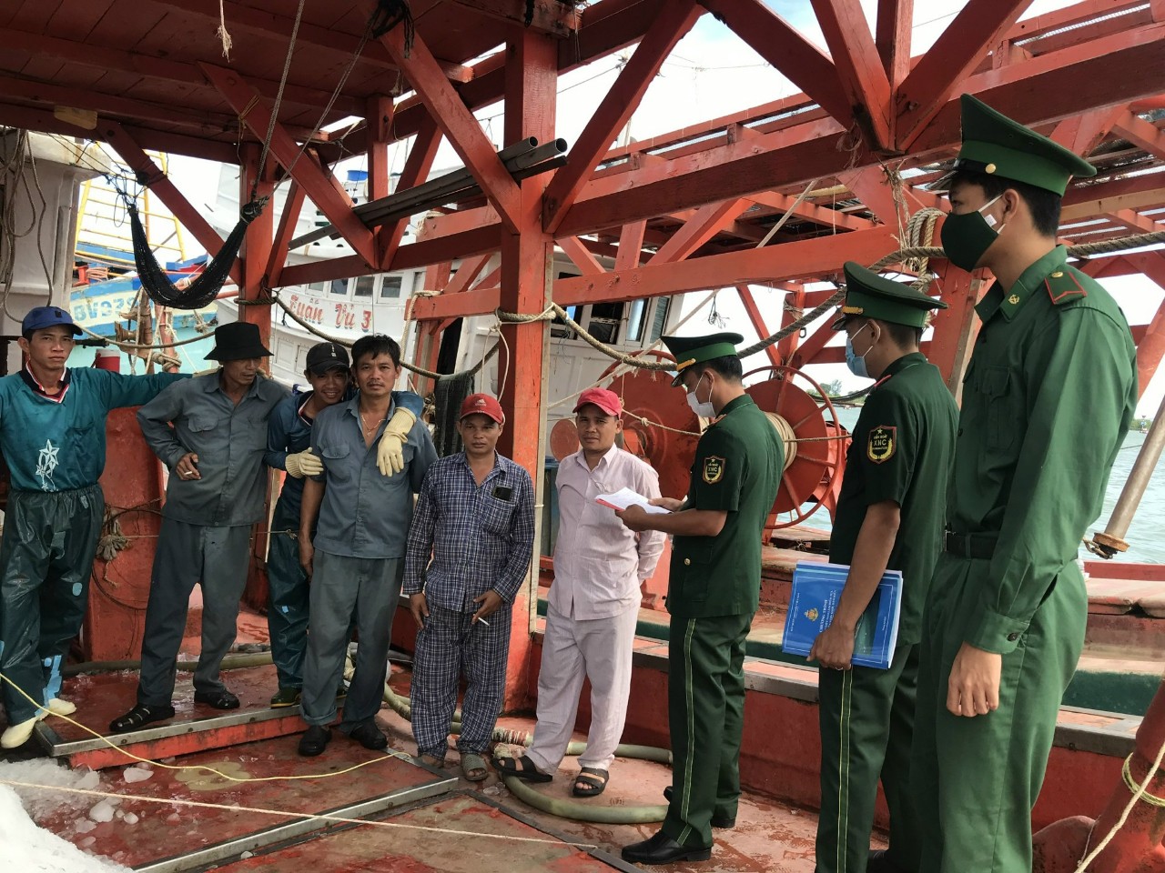 Cán bộ Trạm Biên phòng Cửa khẩu Cảng Vũng Tàu kiểm tra giấy tờ và thuyền viên trên tàu cá theo quy định IUU  tại cảng Cát Lở (TP.Vũng Tàu)