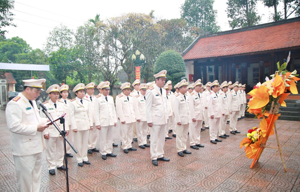 Đoàn đại biểu báo công tại Nhà tưởng niệm Bộ trưởng Trần Quốc Hoàn