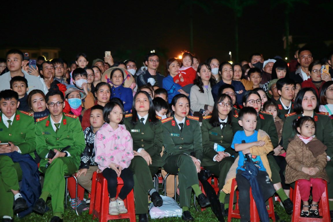 Đông đảo cán bộ, chiến sỹ và Nhân dân theo dõi Chương trình nghệ thuật
