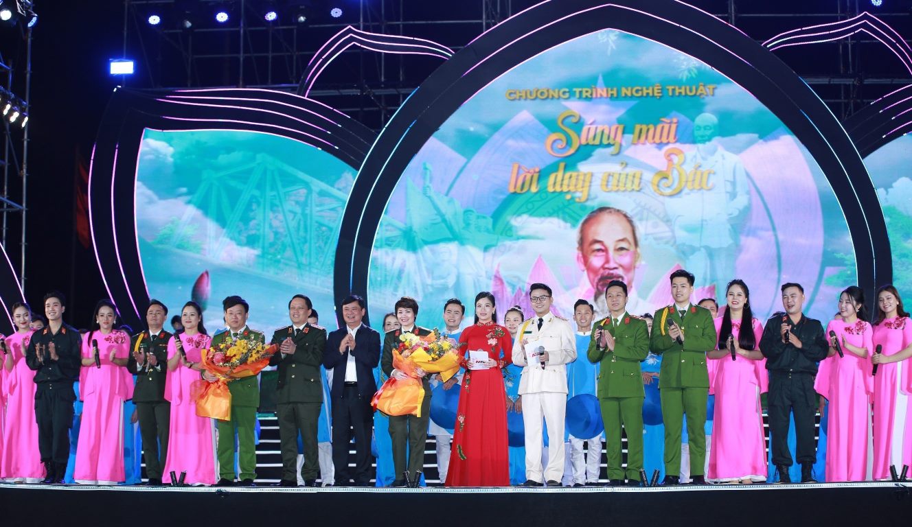 Các đồng chí lãnh đạo tặng hoa các nghệ sĩ, ca sĩ tham gia biểu diễn trong Chương trình