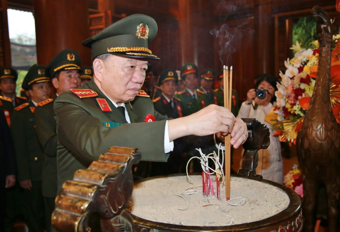 Đồng chí Đại tướng Tô Lâm - Ủy viên Bộ Chính trị, Bí thư Đảng ủy Công an Trung ương, Bộ trưởng Bộ Công an dâng lễ, dâng hương tưởng niệm Chủ tịch Hồ Chí Minh