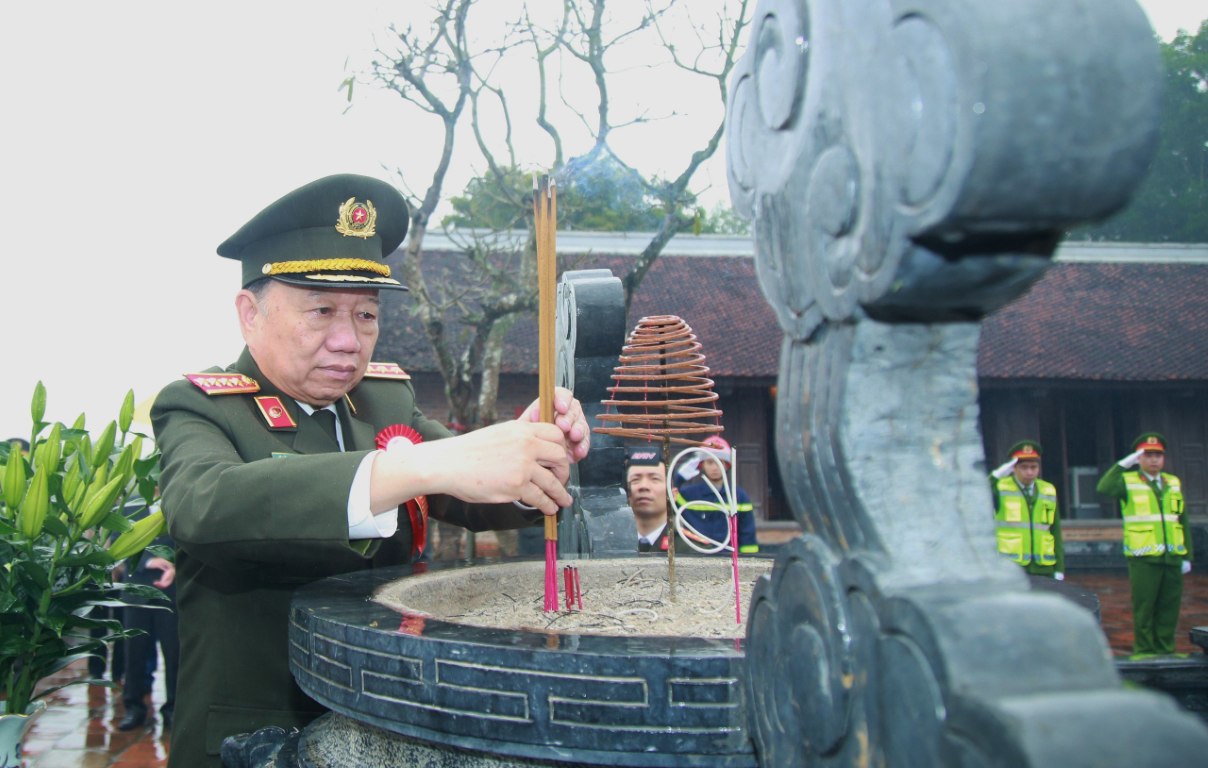 Đồng chí Đại tướng Tô Lâm - Ủy viên Bộ Chính trị, Bí thư Đảng ủy Công an Trung ương, Bộ trưởng Bộ Công an dâng lễ, dâng hương tại Đền Chung Sơn