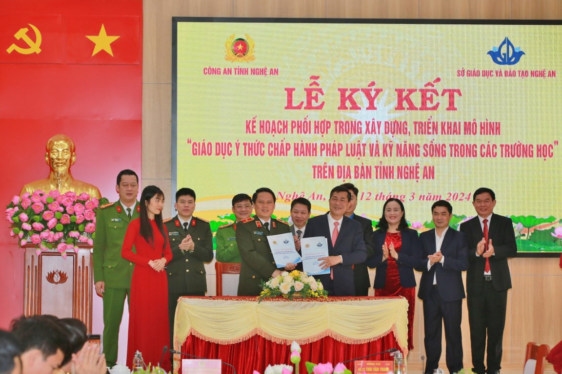 Đồng chí Thiếu tướng Bùi Quang Thanh, Giám đốc Công an tỉnh và đồng chí Thái Văn Thành, Giám đốc Sở Giáo dục và đào tạo – đại diện Lãnh đạo 02 ngành ký kết Quy chế phối hợp xây dựng, triển khai mô hình “Giáo dục ý thức chấp hành pháp luật và kỹ năng sống trong các trường học”