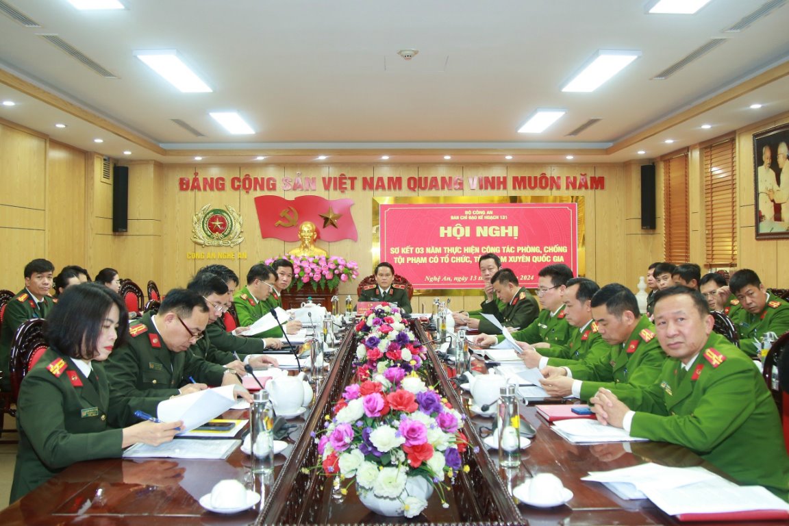 Đồng chí Thiếu tướng Bùi Quang Thanh, Ủy viên Ban Thường vụ Tỉnh ủy, Giám đốc Công an tỉnh chủ trì 2.	Tại điểm cầu Nghệ An, đồng chí Thiếu tướng Bùi Quang Thanh, Ủy viên Ban Thường vụ Tỉnh ủy, Giám đốc Công an tỉnh chủ trì hội nghị 2.	Tại điểm cầu Nghệ An, đồng chí Thiếu tướng Bùi Quang Thanh, Ủy viên Ban Thường vụ Tỉnh ủy, Giám đốc Công an tỉnh chủ trì tại điểm cầu Công an Nghệ An