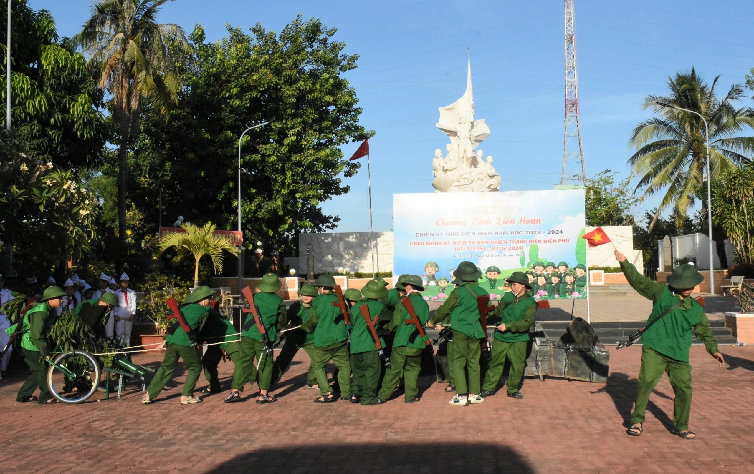 Một tiết mục văn nghệ tái hiện cảnh bộ đội Việt Nam kéo pháo lên Điện Biên Phủ được thiếu nhi biểu diễn tại liên hoan.