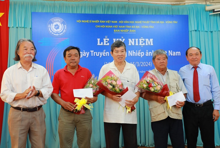 Lãnh đạo Hội VH-NT tỉnh tặng hoa đến các nghệ sĩ nhiếp ảnh thuộc Ban Nhiếp ảnh.