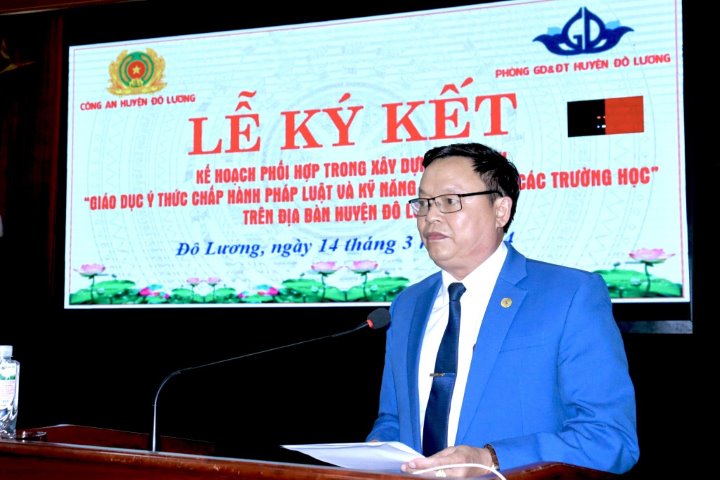 Đồng chí Nguyễn Tất Tây, Trưởng phòng Giáo dục và Đào tạo huyện Đô Lương phát biểu tại buổi lễ