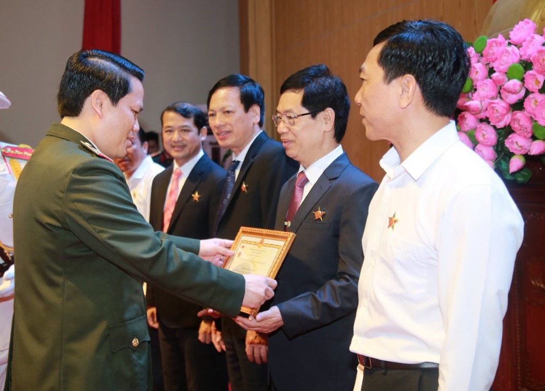 Thừa ủy quyền Bộ trưởng Bộ Công an, đồng chí Giám đốc Công an tỉnh trao tặng Kỷ niệm chương “Bảo vệ an ninh Tổ quốc” cho các cá nhân có thành tích xuất sắc, tiêu biểu trong bảo đảm ANTT