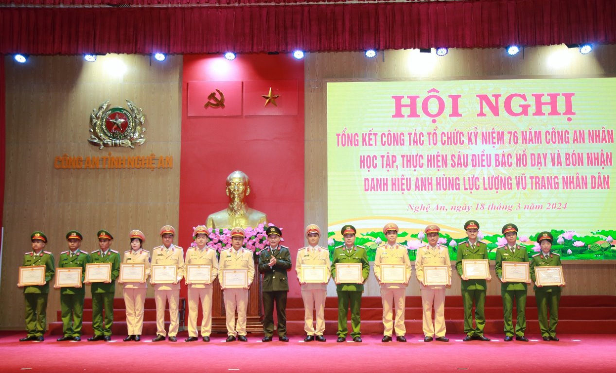 Lãnh đạo Công an tỉnh khen thưởng 15 tập thể, 84 cá nhân có thành tích xuất sắc trong công tác tổ chức kỷ niệm 76 năm CAND học tập, thực hiện Sáu điều Bác Hồ dạy và đón nhận danh hiệu Anh hùng LLVTND của Công an tỉnh Nghệ An