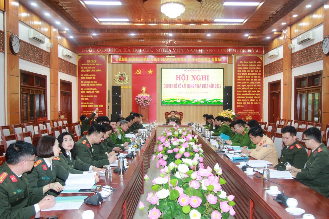 Tại điểm cầu Công an Nghệ An