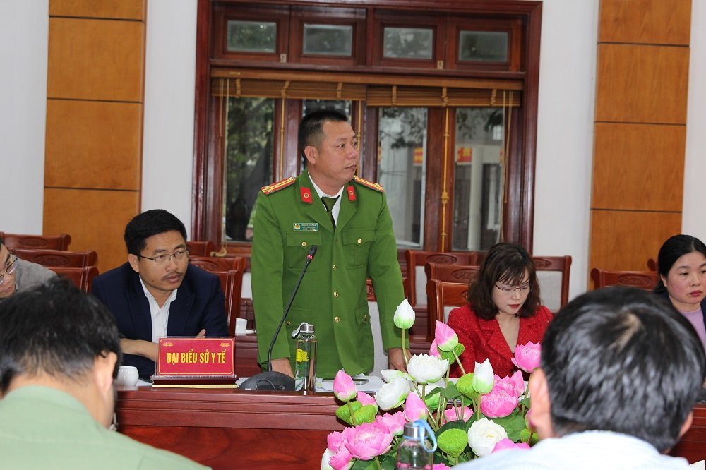 Các đại biểu trao đổi, chia sẻ kinh nghiệm trong công tác triển khai và nhân rộng Đề án