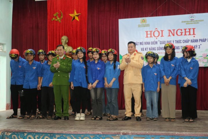 Trao tặng 30 mũ bảo hiểm tới các em học sinh