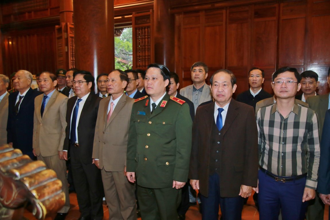 Đoàn đại biểu bày tỏ lòng thành kính và biết ơn vô hạn trước công ơn trời biển của Chủ tịch Hồ Chí Minh