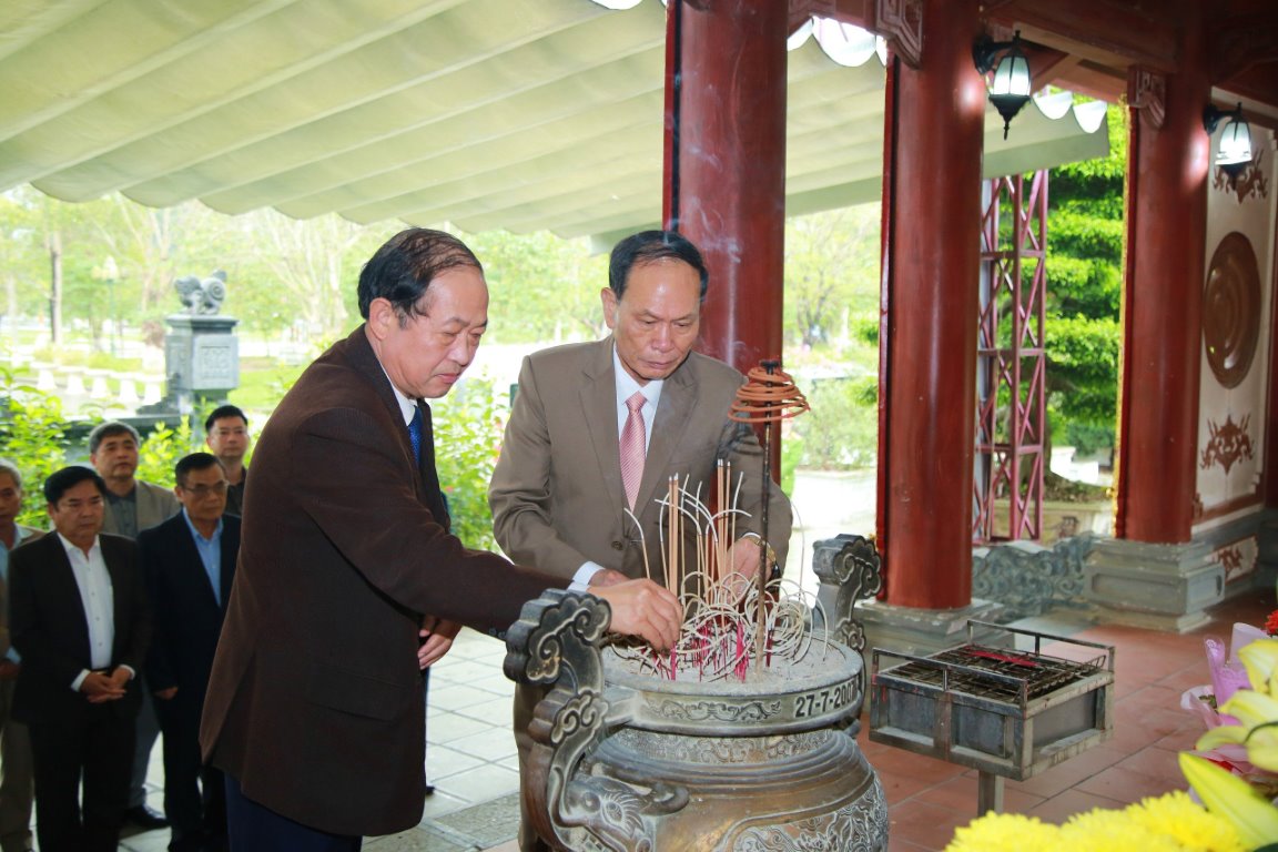 Đồng chí Đại tá Bùi Xuân Thành - Chủ tịch Hội Cựu CAND tỉnh Quảng Bình và đồng chí Đại tá Nguyễn Tiến Dần - Chủ tịch Hội Cựu CAND tỉnh Nghệ An thắp hương tri ân các anh hùng liệt sỹ tại Khu di tích lịch sử Quốc gia Truông Bồn
