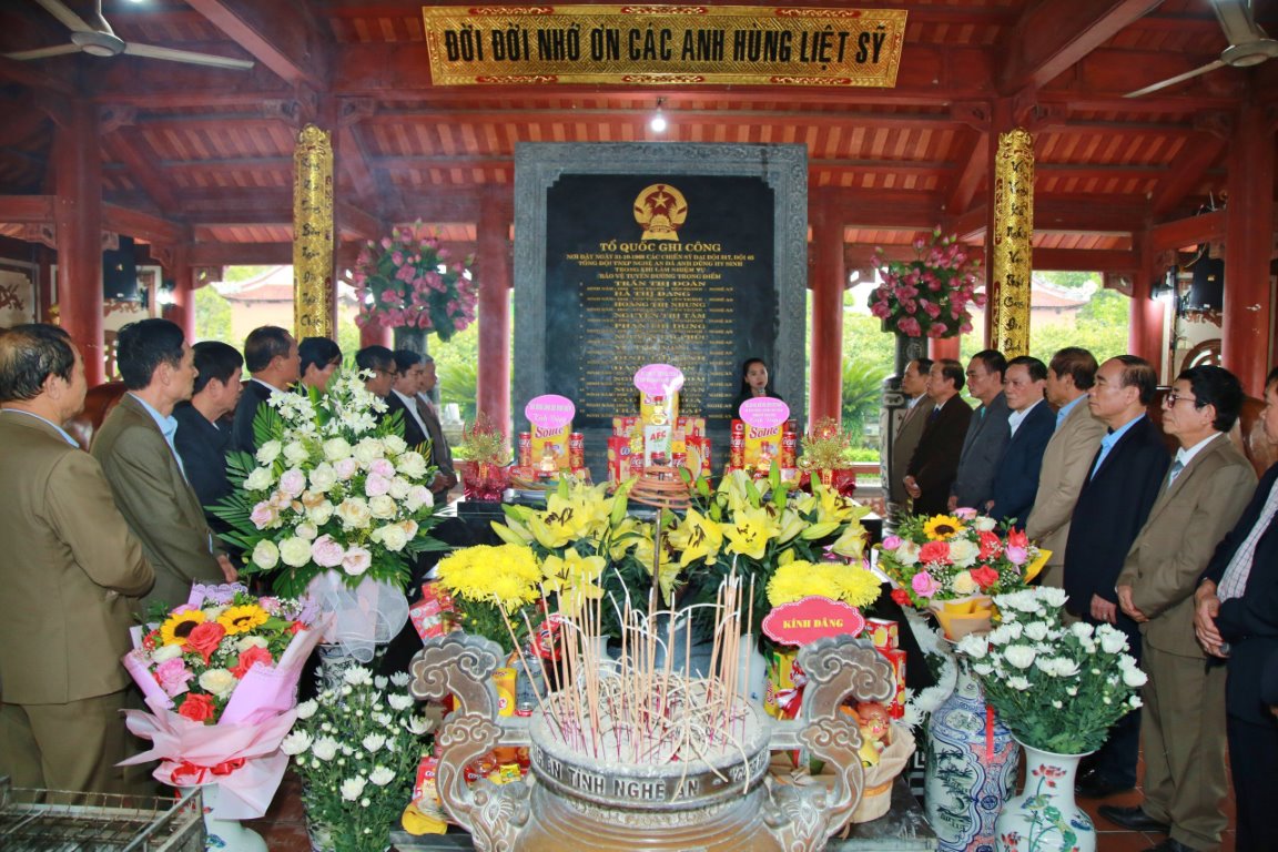 Đoàn đại biểu bày tỏ lòng biết ơn sâu sắc đến các anh hùng liệt sỹ đã hy sinh vì sự nghiệp đấu tranh giải phóng dân tộc và thống nhất đất nước