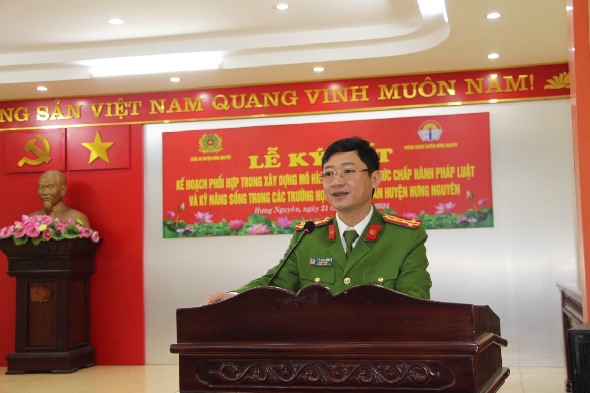 Đồng chí Đại tá Trần Ngọc Tuấn, Phó Giám đốc Công an tỉnh phát biểu tại buổi lễ