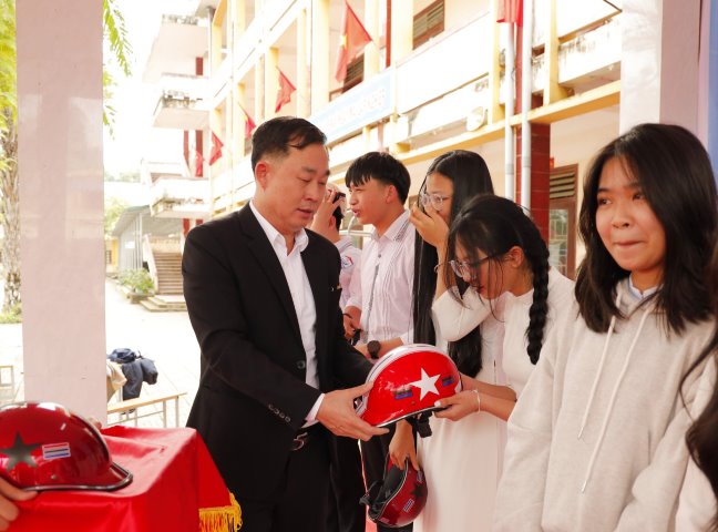 Trao tặng quà cho giáo viên và học sinh