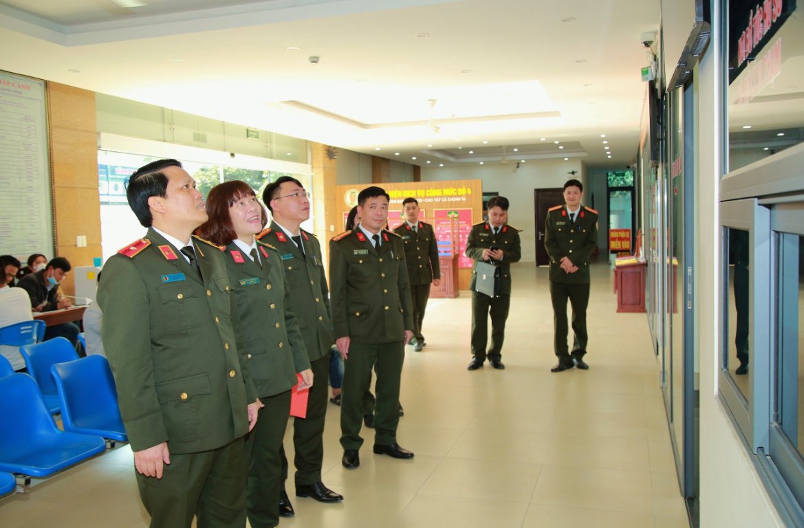 Đồng chí Giám đốc Công an tỉnh  kiểm tra Bộ phận một cửa và trụ sở làm việc của Phòng Quản lý xuất nhập cảnh.