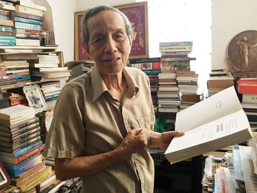 Phòng làm việc của nhà báo Phạm Phú Bằng, tài liệu - sách báo tiếng Anh, tiếng Pháp, tiếng Hoa… luôn bủa vây ông.