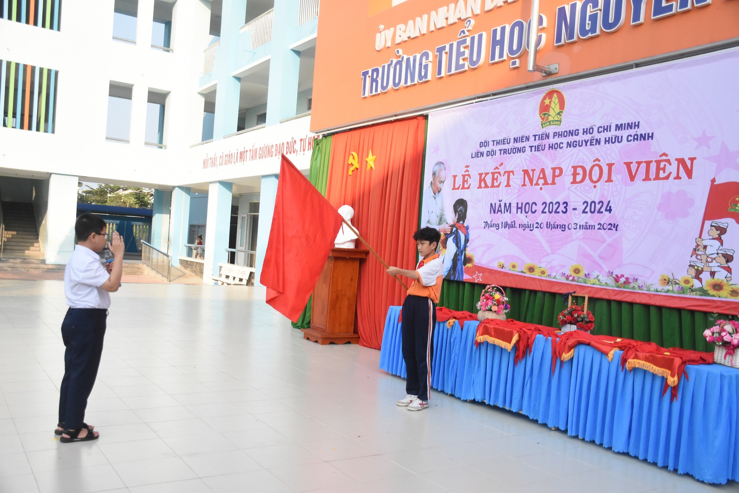 Trước cờ Đội và chân dung Bác Hồ, em Bùi Nam Kim Cương, HS lớp 3/7 Trường TH Nguyễn Hữu Cảnh đọc lời tuyên hứa của các đội viên khi đứng vào hàng ngũ Đội TNTP Hồ Chí Minh.