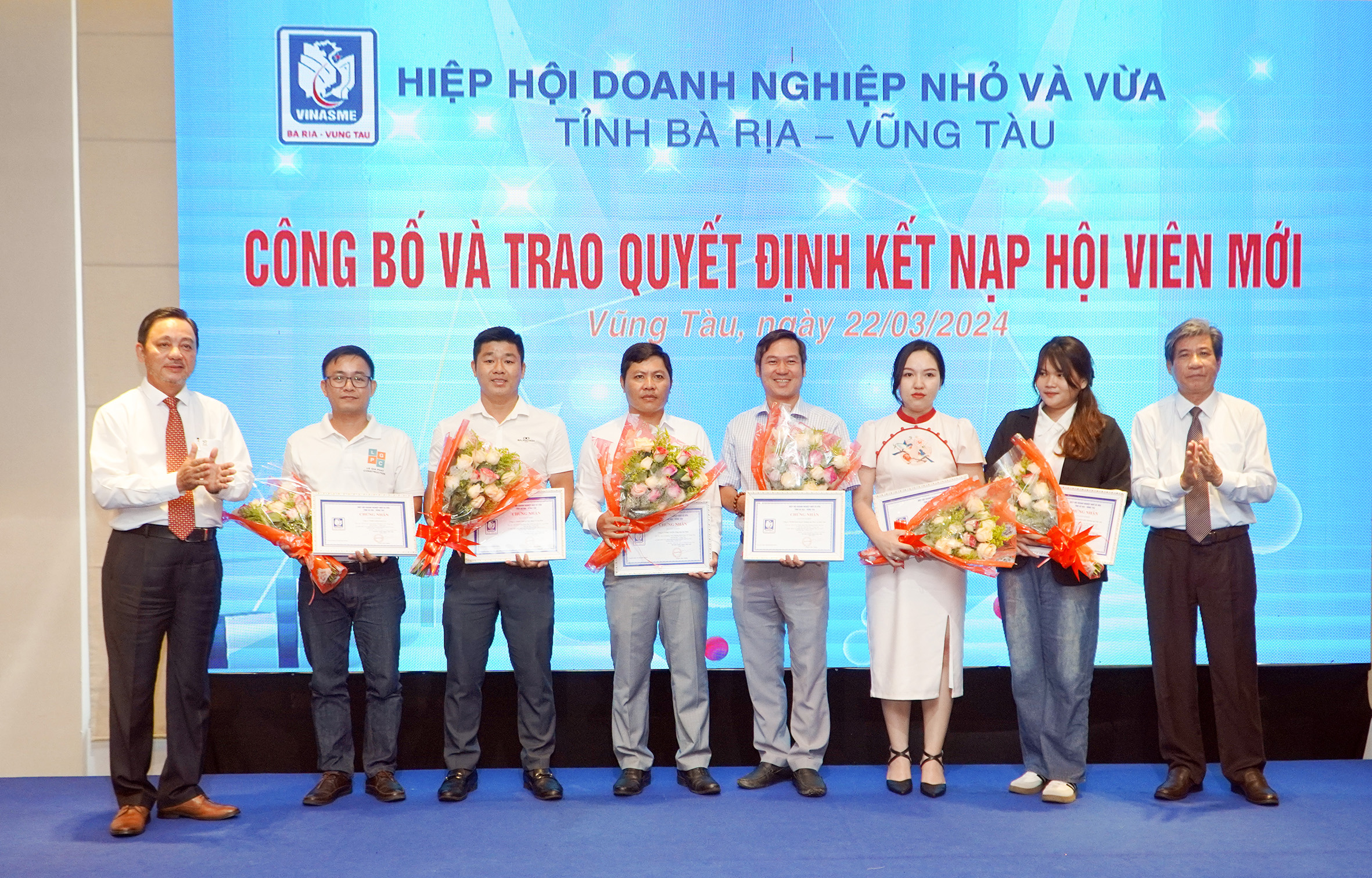 Lãnh đạo Hiệp hội DNNVV tỉnh trao Giấy chứng nhận và tặng hoa chúc mừng các hội viên mới.