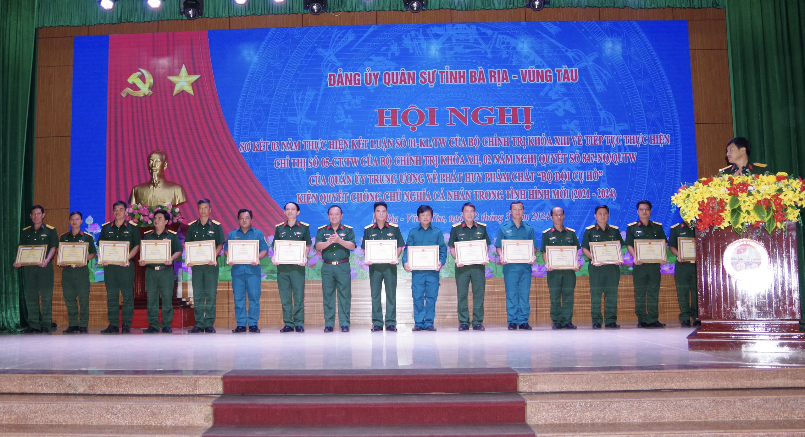 Bộ CHQS tỉnh tặng Giấy khen cho các tập thể, cá nhân có thành tích xuất sắc trong 3 năm thực hiện Kết luận 01 của Bộ Chính trị và 2 năm thực hiện Nghị quyết 847 của Quân ủy Trung ương.