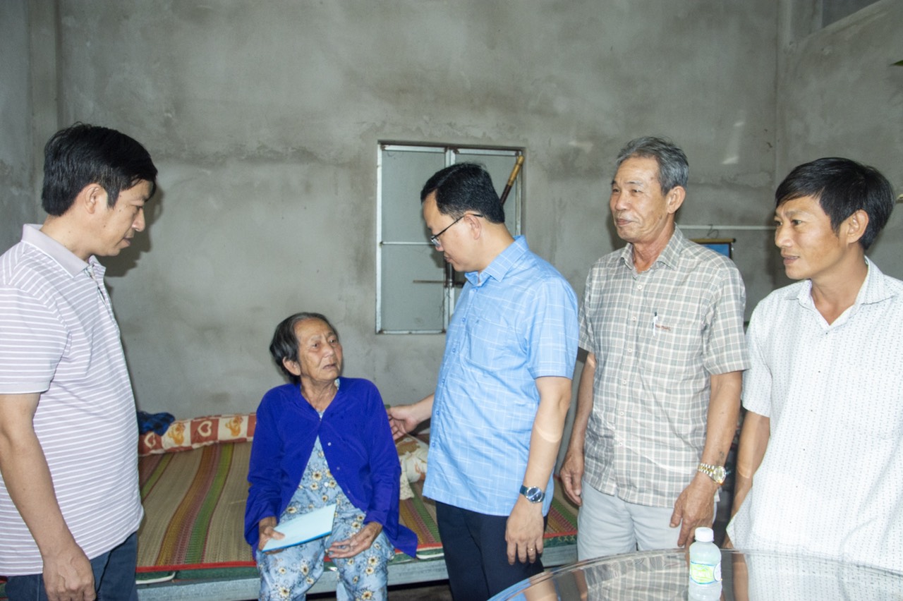  Đoàn Đảng ủy Văn phòng Tỉnh ủy tặng quà đến bà Nguyễn Thị Ngọc (SN 1941, ấp Liên Hiệp) 