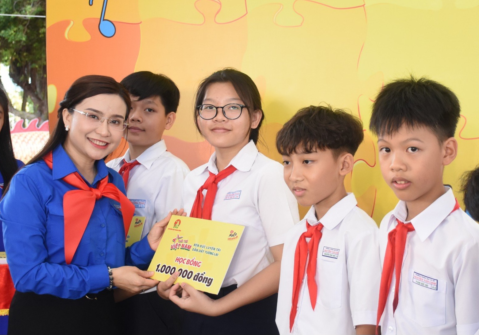 Trung ương Đoàn trao tặng học bổng cho HS tỉnh Bà Rịa-Vũng Tàu có hoàn cảnh khó khăn học tập tốt.