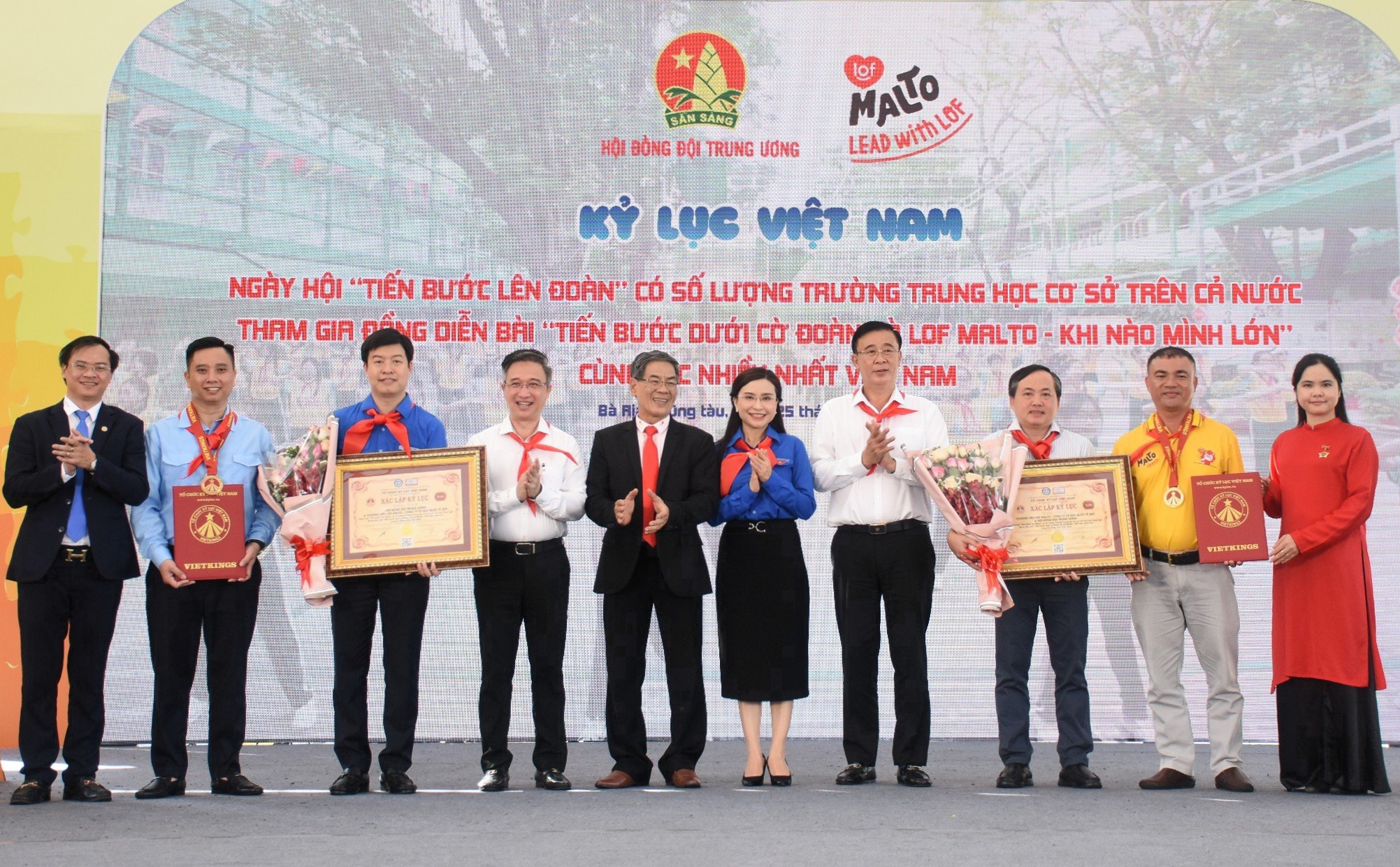 Tổ chức Kỷ lục Việt Nam (VietKings) trao quyết định công nhận kỷ lục tới Hội đồng Đội Trung ương và Công ty Cổ phần Sữa Quốc tế (IDP) - Thương hiệu Lof Malto tại ngày hội.