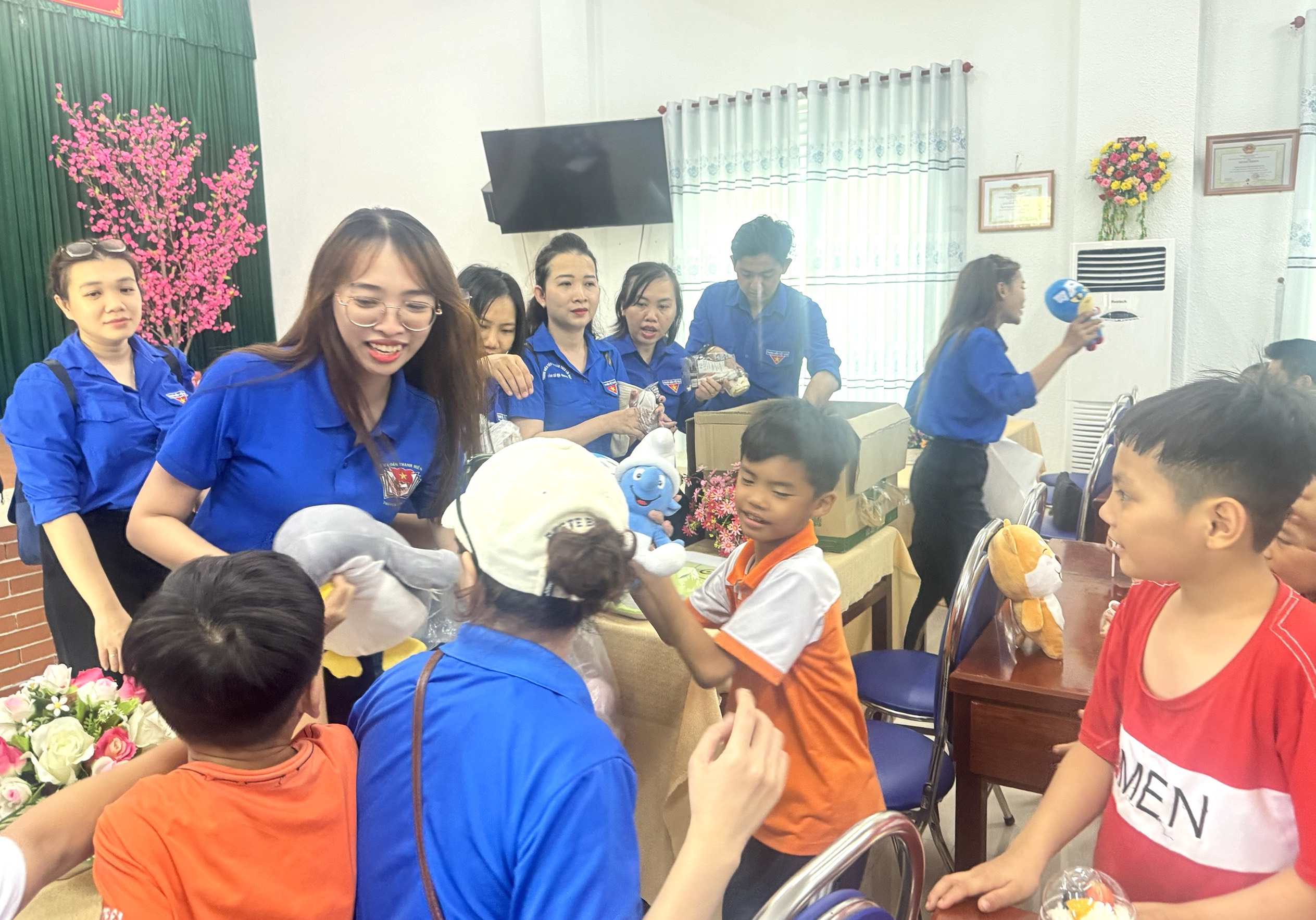 Đoàn viên cơ sở Sở VH-TT và Chi đoàn Sở LĐTBXH tặng quà cho các em tại Trung tâm Công tác xã hội và bảo trợ trẻ em tỉnh.