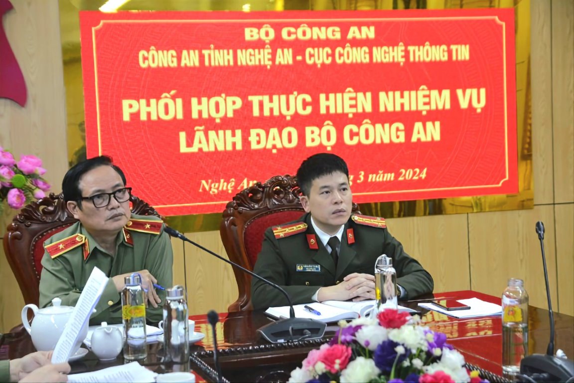 Đồng chí Thiếu tướng Nguyễn Văn Chư, Phó Cục trưởng Cục Công nghệ thông tin, Bộ Công an và đồng chí Đại tá Trần Hồng Quang, Phó Giám đốc Công an tỉnh đồng chủ trì buổi làm việc
