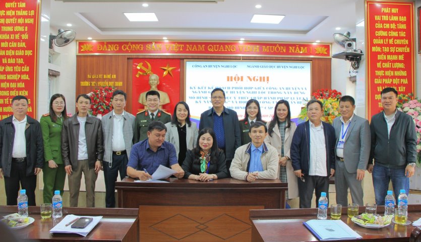 Trước đó, Công an huyện Nghi Lộc phối hợp với Phòng Giáo dục và đào tạo, các trường học trên địa bàn tổ chức Lễ ký cam kết thực hiện xây dựng, triển khai mô hình “Giáo dục ý thức chấp hành pháp luật và kỹ năng sống trong các trường học” trên địa bàn huyện