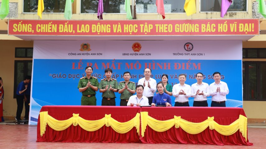 Ngay sau khi Lễ ký kết giữa Công an tỉnh và Sở Giáo dục và đào tạo xây dựng mô hình “Giáo dục ý thức chấp hành pháp luật và kỹ năng sống trong các trường học”, Công an các địa phương phối hợp chính quyền sở tại triển khai một cách hiệu quả