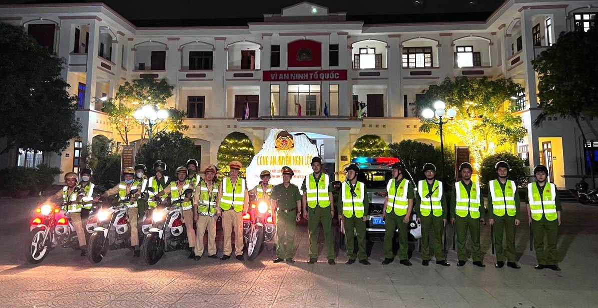Sau lễ ra quân, tổ công tác 373 của Công an huyện đã trực tiếp đi tuần tra trên các trục đường thuộc địa bàn